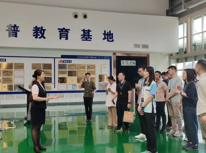 香港特区政府入境事务处官员外交知识综合培训班学员莅临直升机科技馆考察调研。